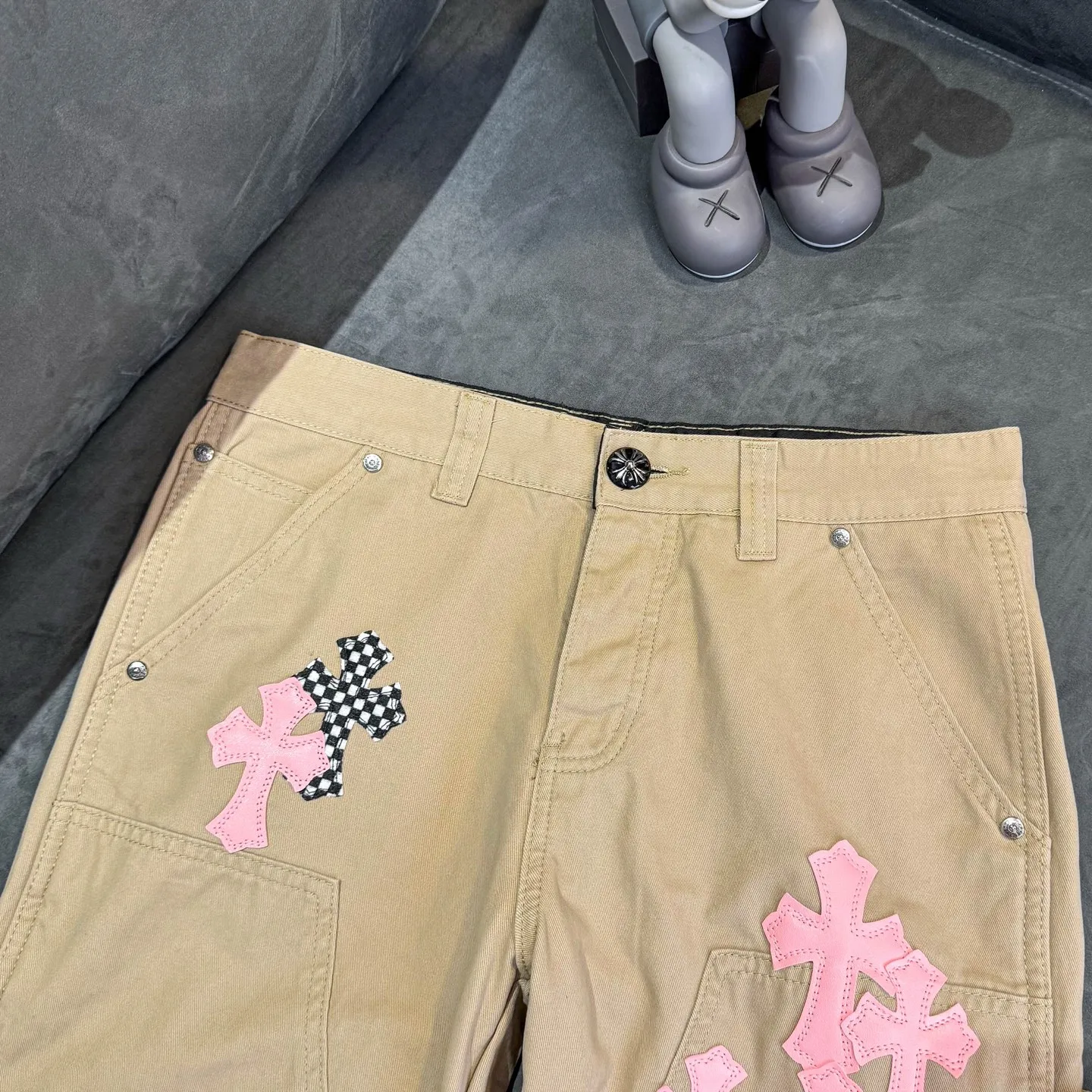 P270 CHROME HEARTS 2025 new khaki logging pink checkerboard cross leather couple style loose jeans Top ceiling quality Styles with different washed textures are very friendly to people with thin legs and thick legs. The straight and loose version is very flattering to the leg shape. The moderate length will never go out of style, easy to match with casually, the basic styling of various styles, a must-have in the wardrobe! The fabric is stiff but also makes the upper body soft without losing texture. The washing process is even more perfect. It is a must-have item for everyone! ! ! Color: Khaki Size: 28/30/32/34 Waist: 75/80/85/90 Knee: 45.5/47/48.5/50 Pants length: 102/104/106/108